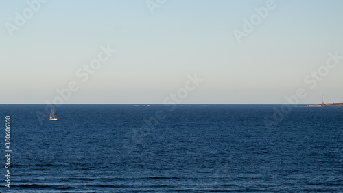  Veleiro no mar azul próximo da Ilha dos Lobos, Punta del Leste, Uruguai 