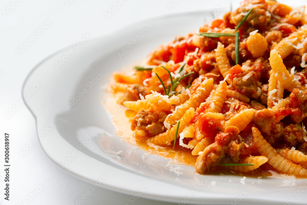 Malloreddus alla Campidanese, tipico piatto sardo di pasta condita con sugo di salsiccia e pecorino Malloreddus alla Campidanese, tipico piatto sardo di pasta condita con sugo di salsiccia e pecorino