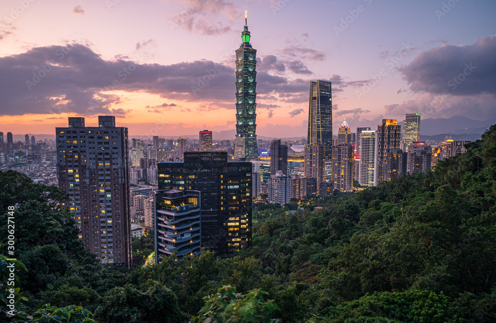 Arrival view of Taipei cityscape view from the elephant mountain(Xiangshan) with sunset Twilight background