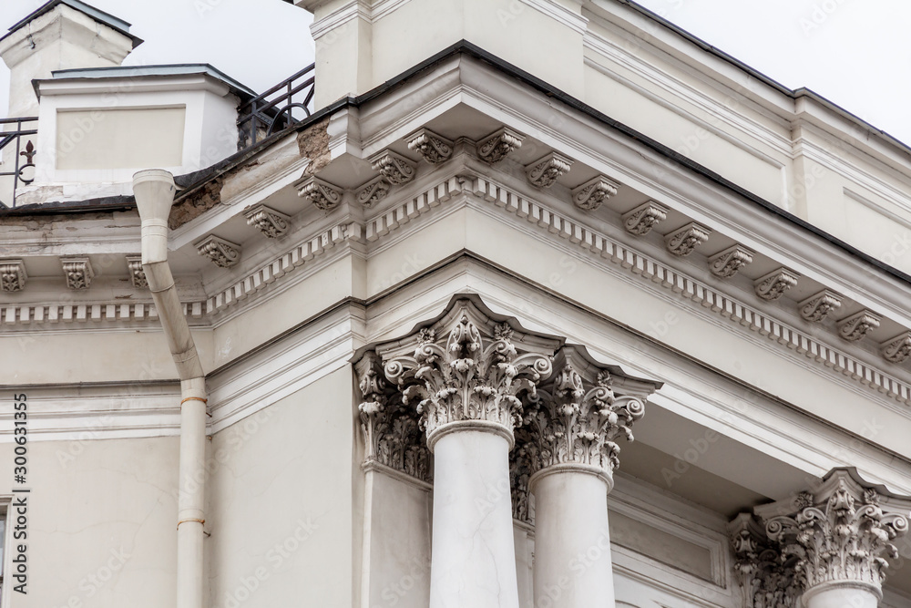 building is in the neoclassical style building is in the neoclassical style