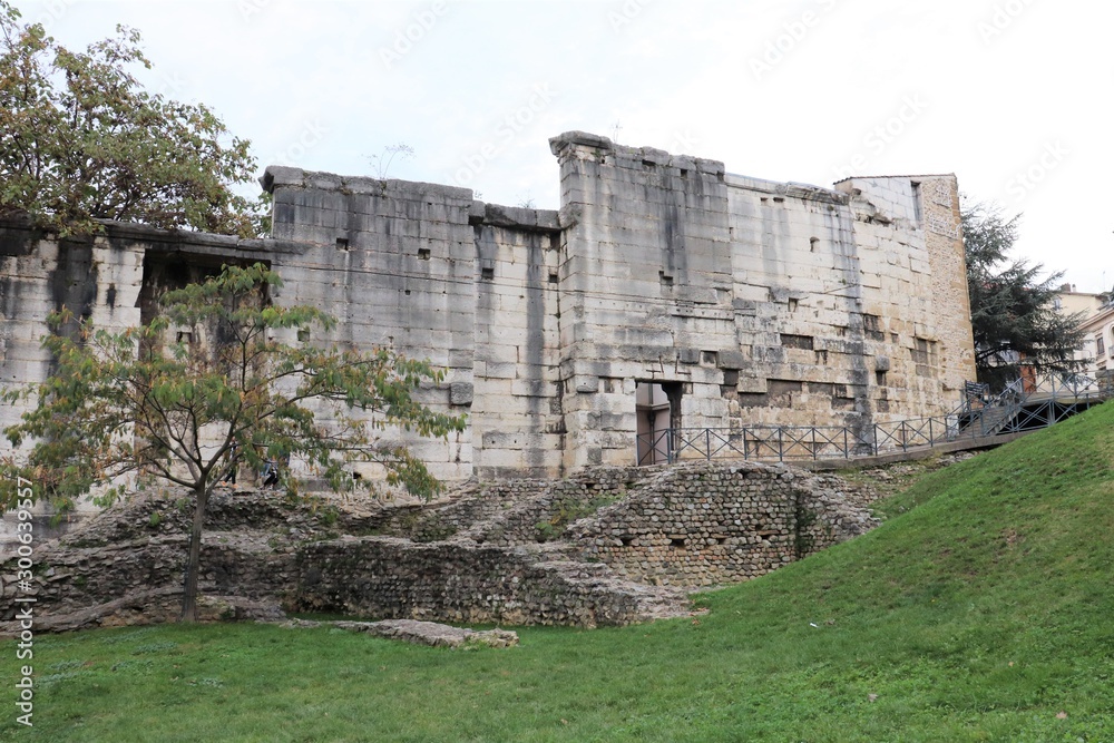 Le jardin archéologique de Cybèle et ses vestiges romains dans la ville de Vienne - Département Isère - France