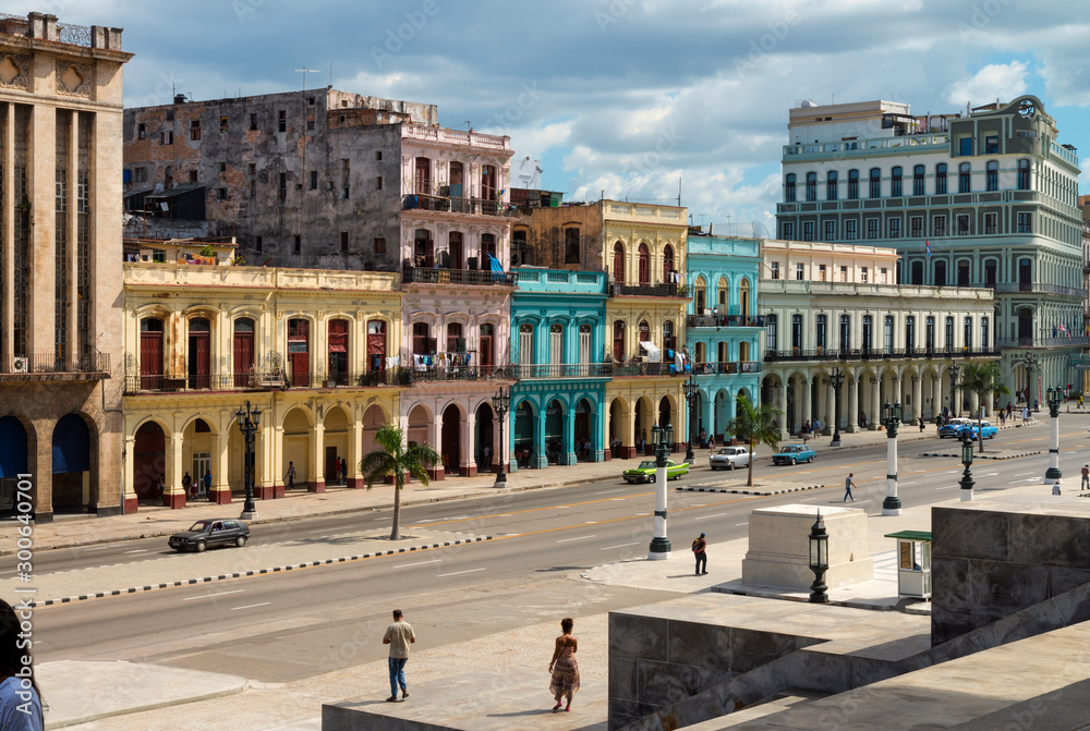 Kuba, Havanna;  Blick von den Treppen des Kapitols auf die Häuser der Altstadt.