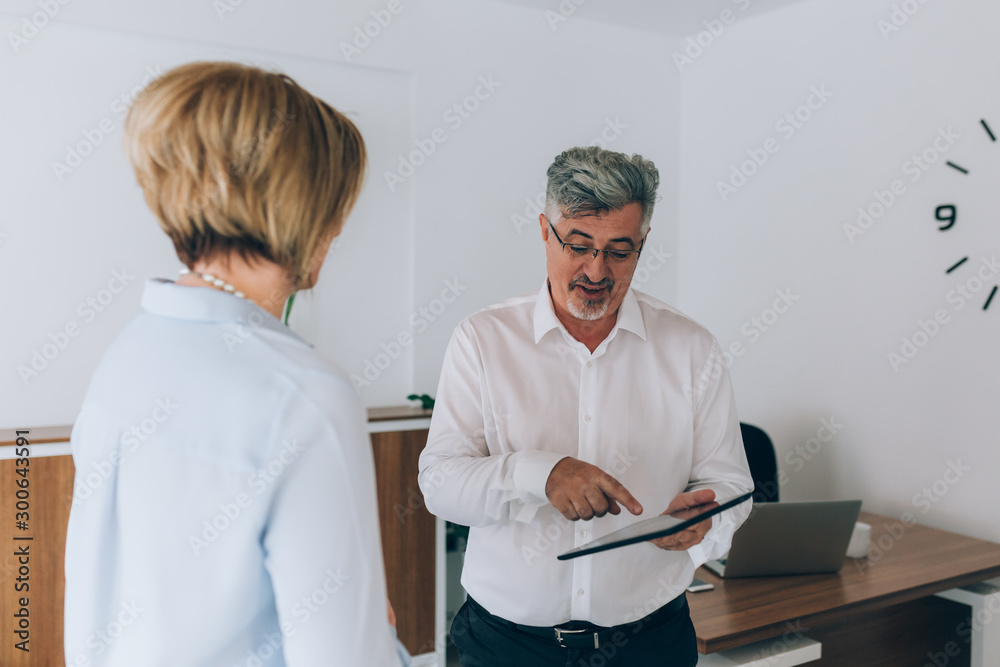 Obraz premium businesspeople talking on office using tablet computer