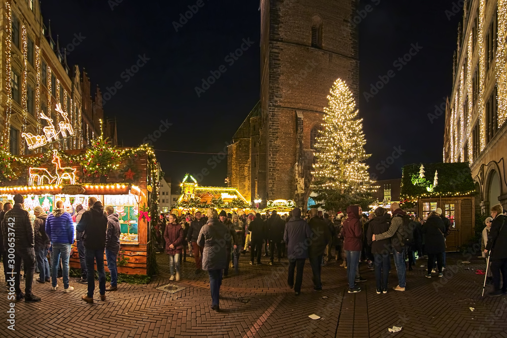 Christmas Market around Market Church in Hannover in night, Germany - obrazy, fototapety, plakaty 