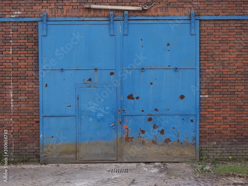 Blaus Stahlschiebetor vor roter Backsteinwand - Grube Reden – Erlebnisort Reden photo