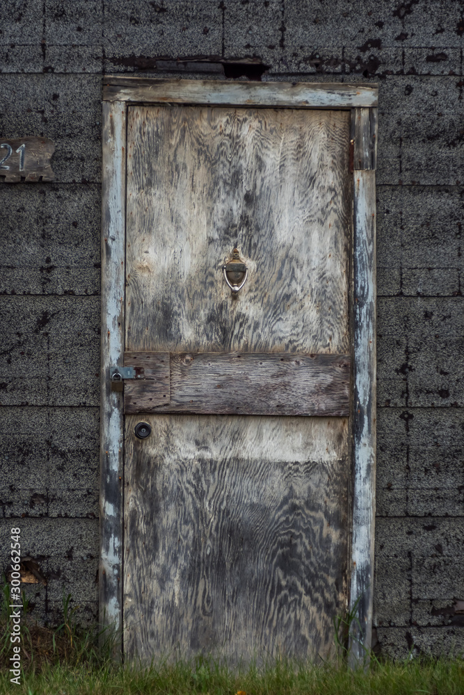 廃屋のレトロな古いドア Retro old door of abandoned house