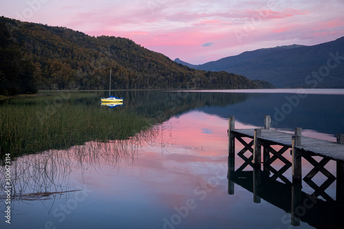 Fotografie Muelle Hua Hum ubicado en el Lago Nonthue, a pocos kilómetros del paso internacional Hua Hum en la Provincia de Neuquen, Argentina