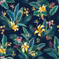Handdoek met foto Palmbomen patronen Hibiscus en palmbladeren op donkerblauw  © citradora