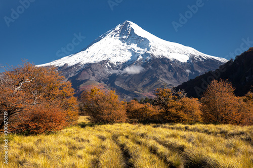 Vista del Volcán Lanín ubicado en la provincia de Neuquen, Argentina, en otoño. photo