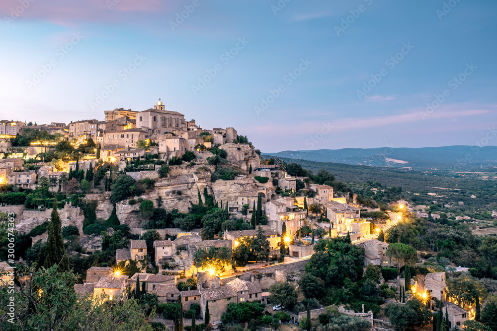Sonnenuntergang über Gordes in der Provence, Franreich