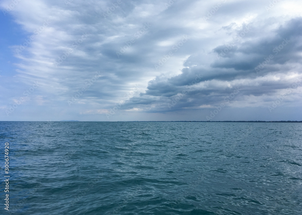 Obraz premium Dark cloud and rain over the ocean