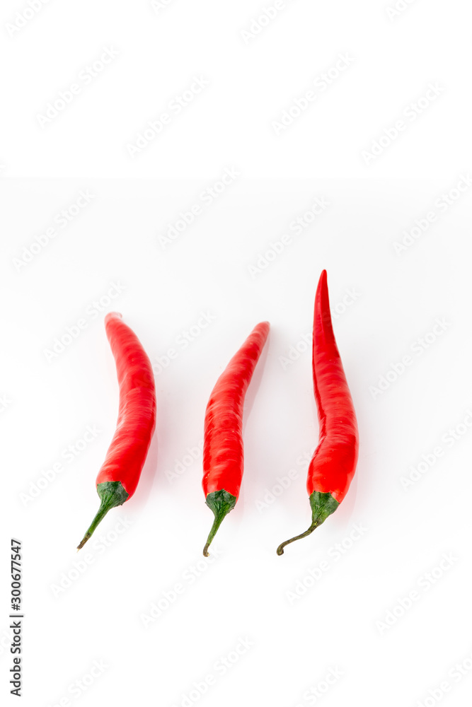 3 rote chillis stilleben auf weißem Hintergrund 3 rote chillis stilleben auf weißem Hintergrund