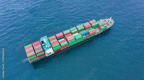 Cargo ships with full container receipts to import and export products worldwide