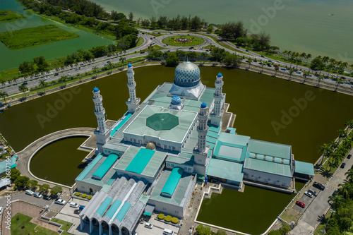 Fotografie Bird eyes view of beautiful Kota Kinabalu mosque, famous landmark in Kota Kinaba