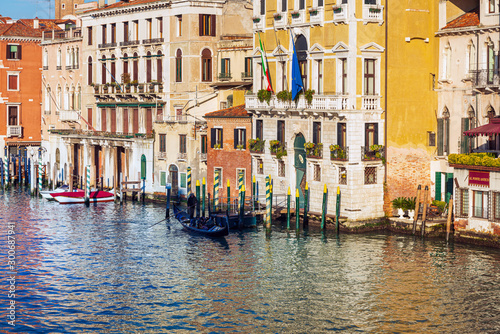 Fototapeta Naklejka Na Ścianę i Meble -  VENICE, ITALY - December 21, 2017 : View of water street and old buildings in Venice, ITALY