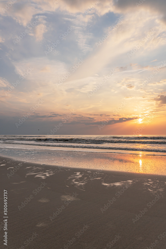 Fototapeta premium Sonnenuntergang am Meer – Nordsee, Niederlande