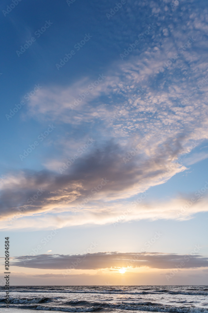 Sonnenuntergang am Meer – Nordsee, Niederlande Sonnenuntergang am Meer – Nordsee, Niederlande
