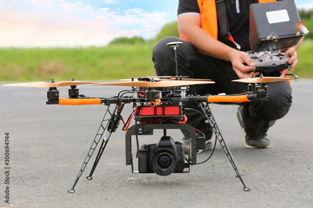 Drone et pilote professionnel. Télé-pilote de drones durant une prestation  professionnelle. foto de Stock | Adobe Stock