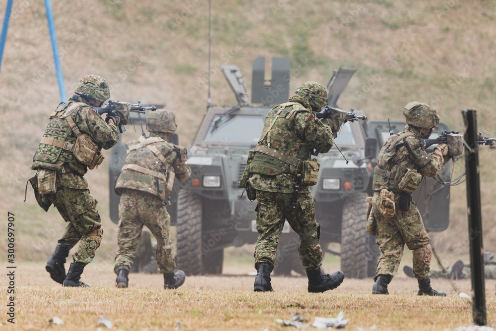 Fototapeta premium 突撃する自衛官