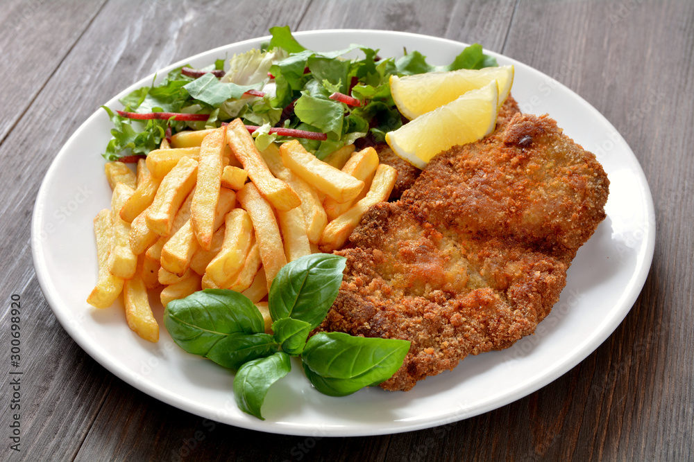 kotlet z frytkami i sałtą kotlet z frytkami i sałtą
