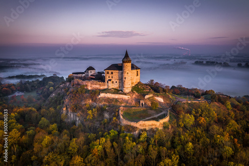 Kunetice Mountain sits in a plain, above which it rises 82 meters (305 m above sea level). Geologically, the mountain is a laccolith, dating from the Cenozoic era. Toward the end of the 19th century. 