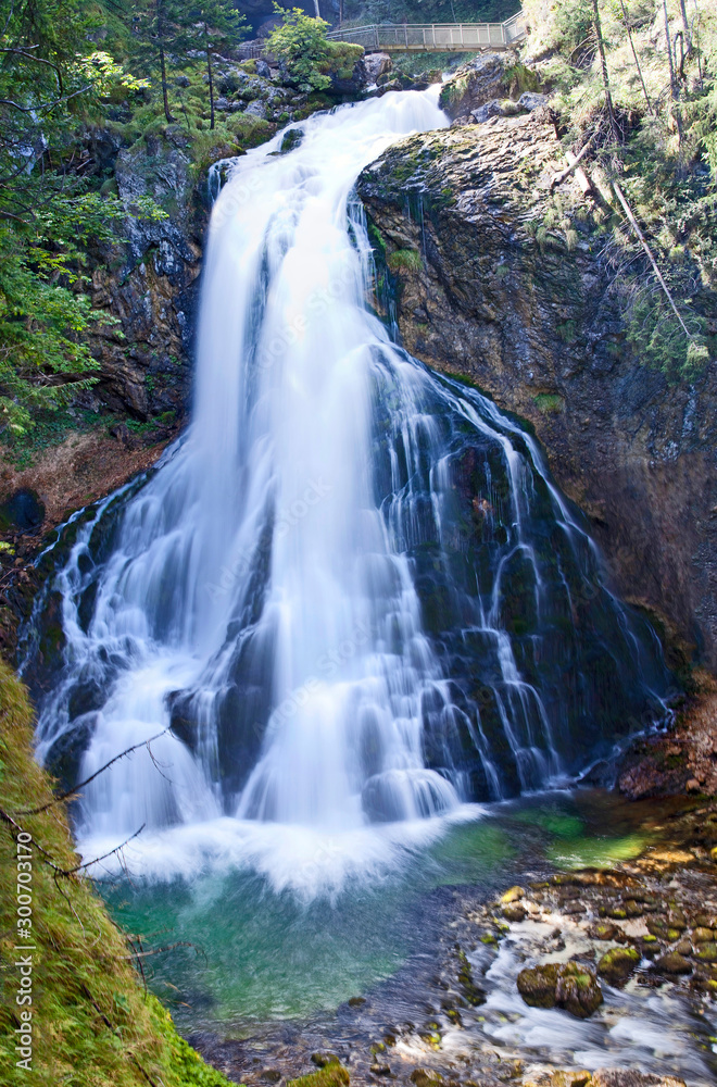 Fototapeta premium Gollinger Wasserfall und Bach zur Mühle