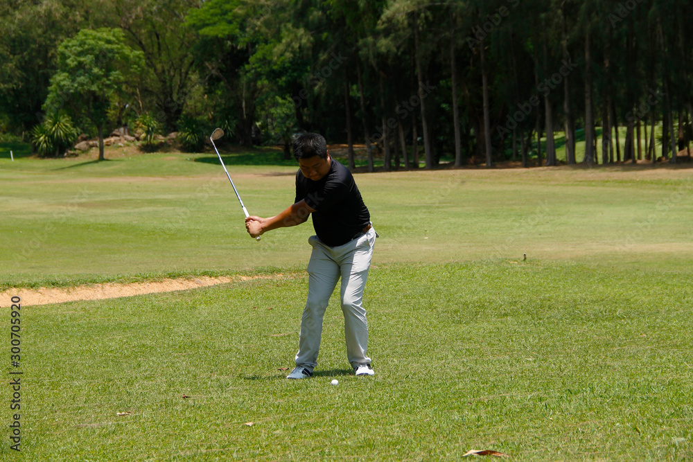 Obraz premium Golfer playing golf in beautiful golf course in the evening golf course with sunshine in thailand