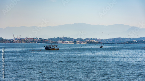 Passando de Barca pela Ponte Rio-Niterói na Baía de Guanabara photo