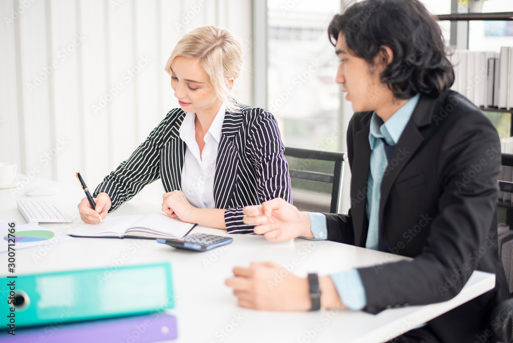 Fototapeta premium Business people are analyzing financial report