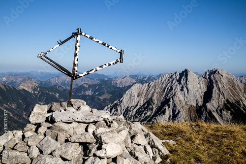 Originelles Gipfelkreuz im Karwendel © topics