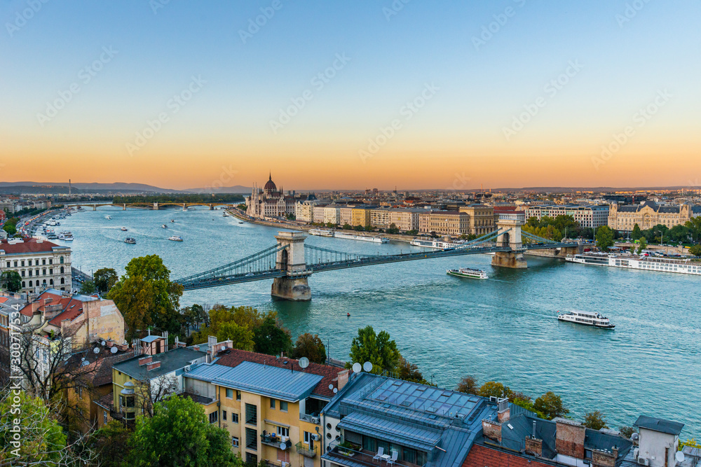 Obraz premium Budapest, Hungary - October 01, 2019: View of the Szechenyi Chain Bridge over Danube and the Hungarian Parliament Building in Budapest, Hungary
