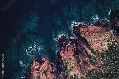 Luftaufnahme einer Küste mit Felsen, Meer und Brandung aus der Vogelperspektive 