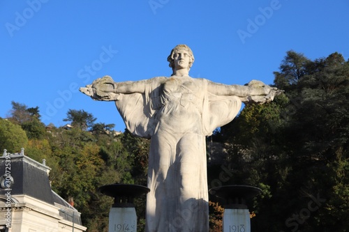 Monument aux morts de la ville de Vienne - Département de l'isère - France photo