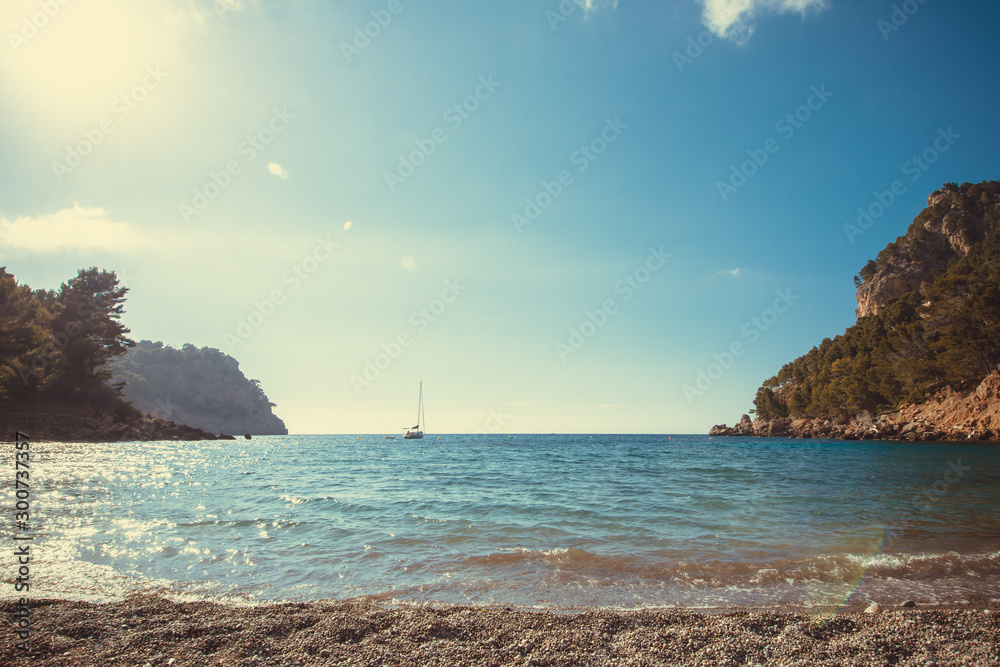 Fototapeta premium Beach with turquoise water and rocks