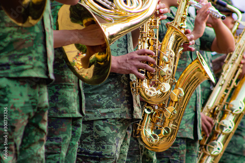 Orquesta del ej  rcito mexicano tocando el saxof  n