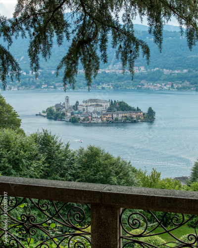 Foto View on the Island San Giulio, in the middle of Lake Orta, Italy