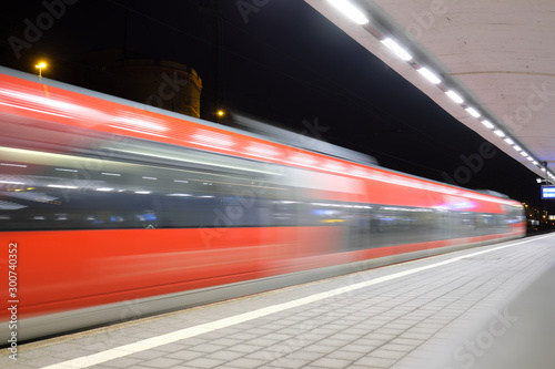 Einfahrender Zug des Nahverkehrs in den Hauptbahnhof Koblenz in der Nacht - Stockfoto