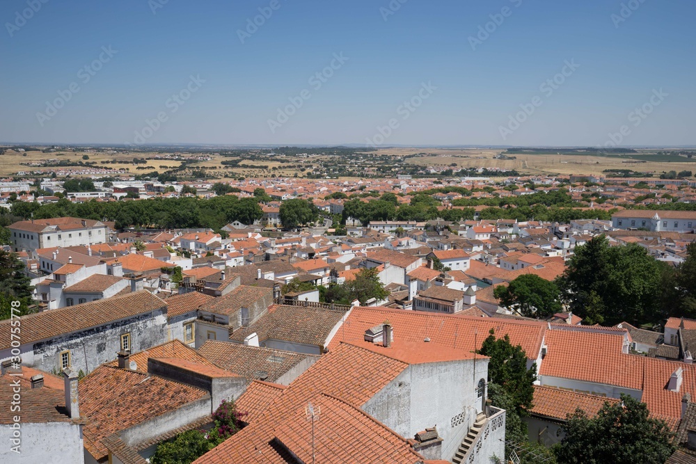 Toits d'un village blanc au Portugal