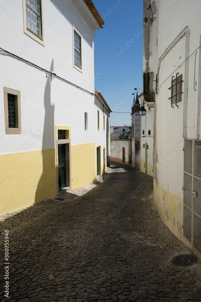 Ruelle blanche dans un village au Portugal