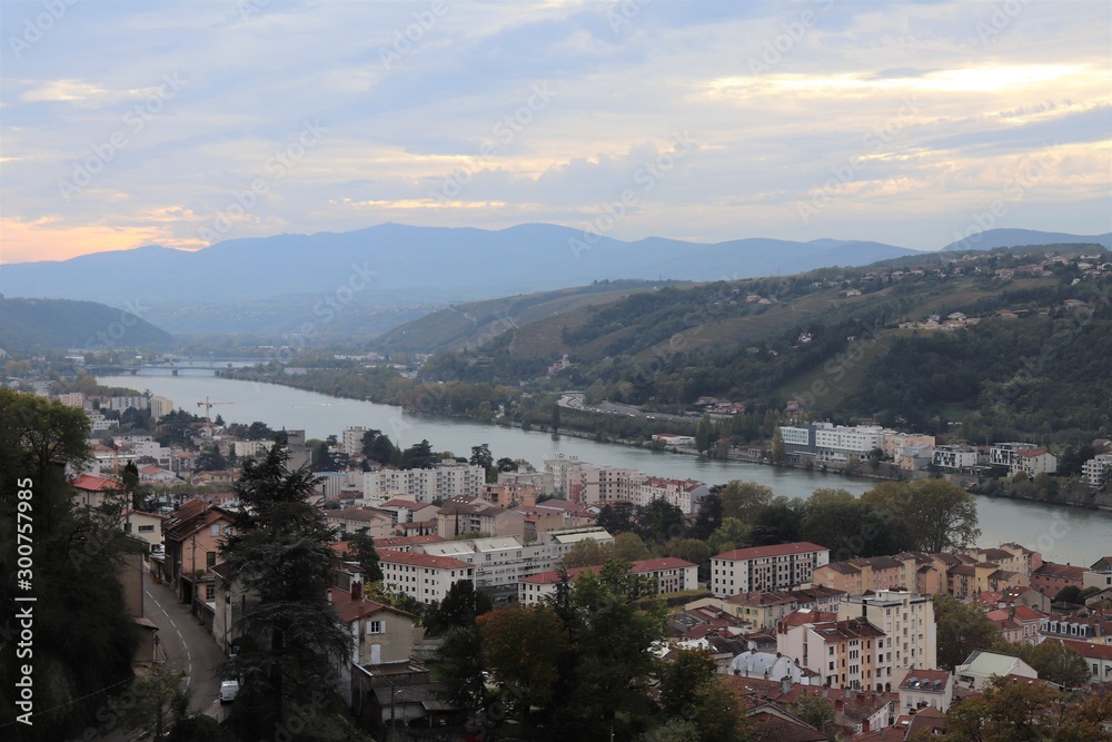 Obraz premium La ville de Vienne - Vue générale de la ville et de ses toîts depuis le Belvédère de Pipet - Département de l'isère - France