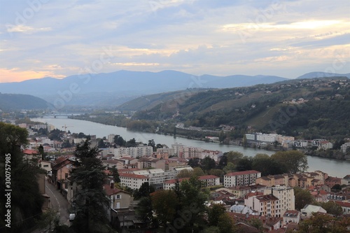 La ville de Vienne - Vue générale de la ville et de ses toîts depuis le Belvédère de Pipet - Département de l'isère - France