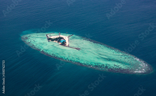 Fototapeta Naklejka Na Ścianę i Meble -  isla en las maldivas aguas cristalinas desde el cielo aérea  