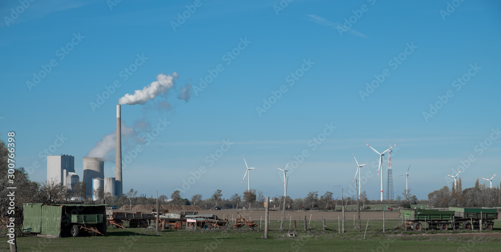 Ländliche Gegend mit Kohlekraftwerk und Windkraftanlagen