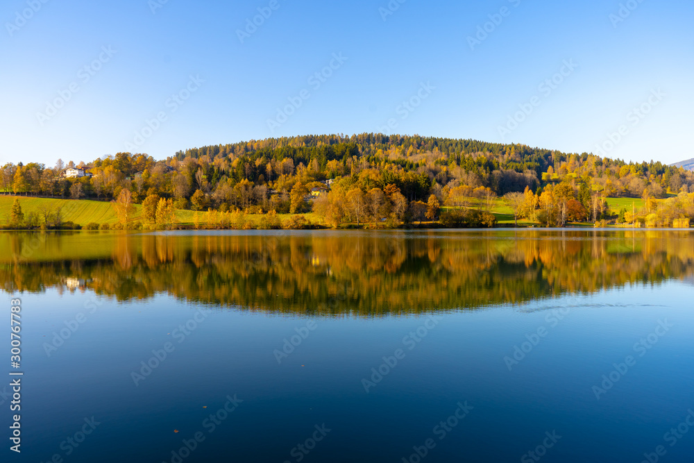 Matschacher See in Känten mit Reflektion im Herbst