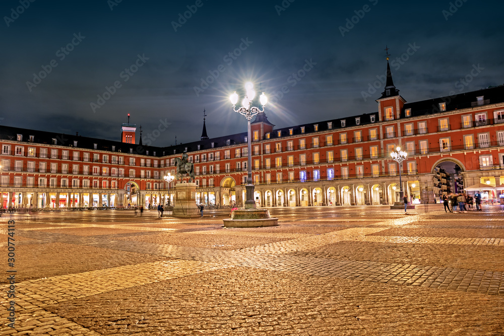 Fototapeta premium Plaza Mayor at night in Madrid, Spain