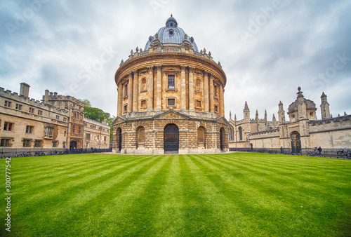 Photo The view of Radcliffe Camera in the center of Radcliffe Square