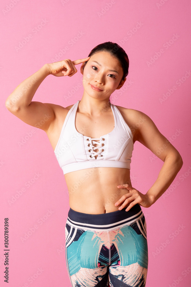 スタジオでポーズをとる女性 スタジオでポーズをとる女性