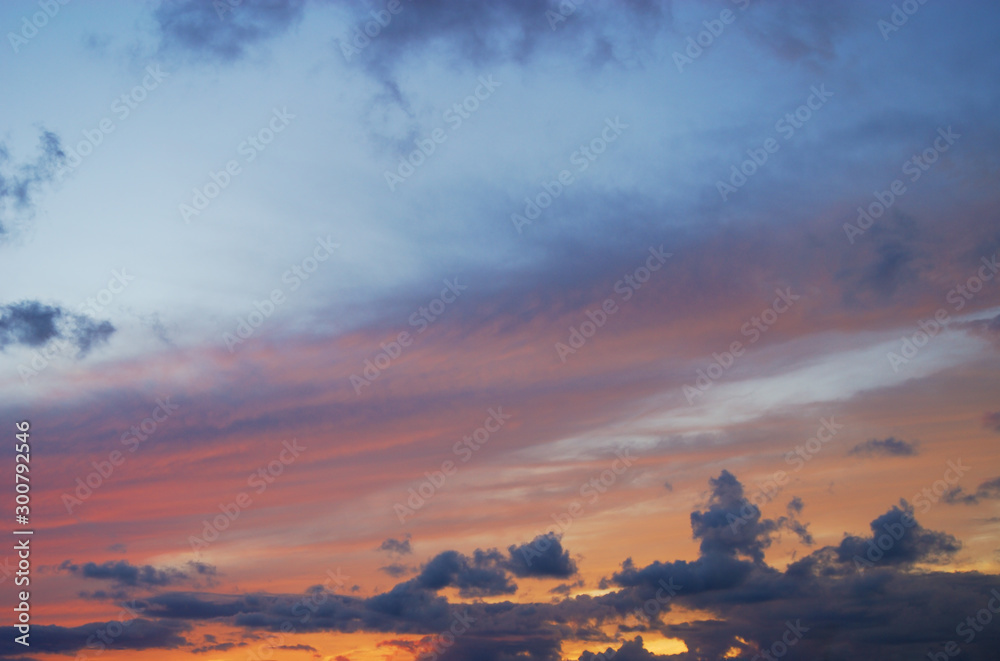 Fototapeta premium 夕暮れ 空 雲 素材