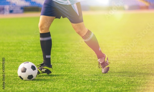 Działający gracz piłki nożnej na trawie