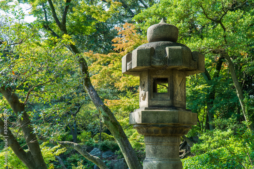 日本庭園の石灯籠